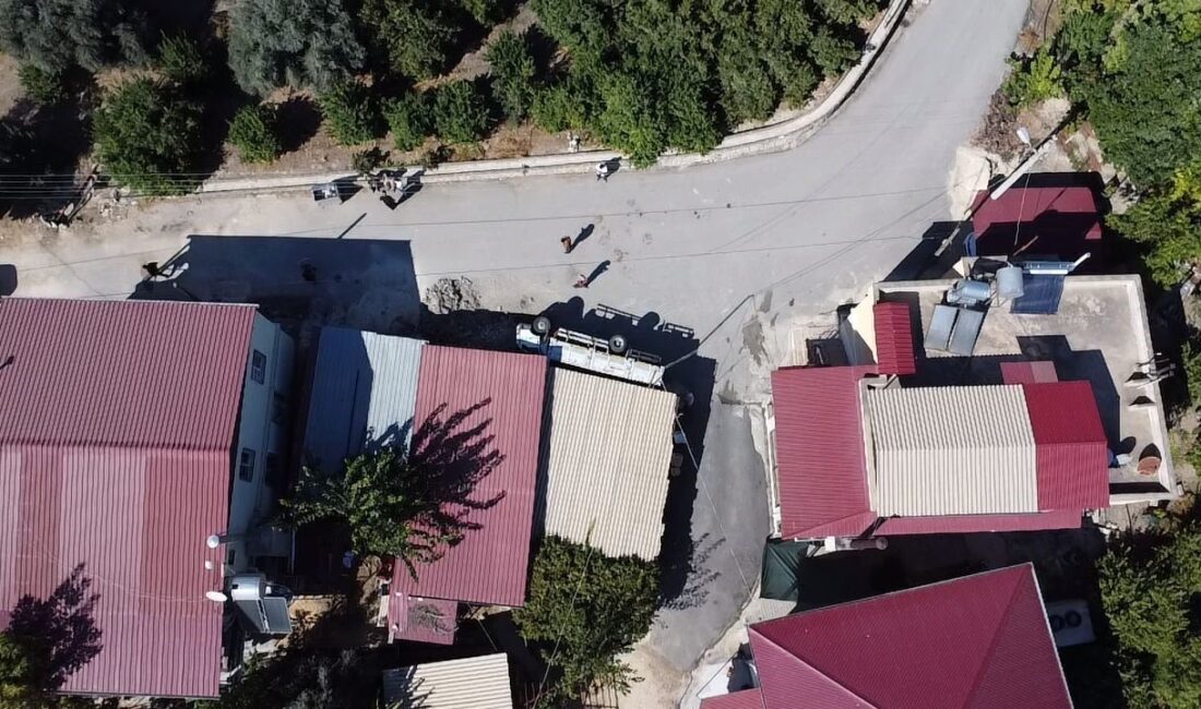 Mersin'in Erdemli ilçesinde Hasan Koca'nın kullandığı kamyonet, Tömük Mahallesi'nde virajı