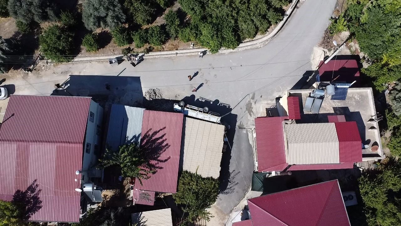 Mersin'in Erdemli ilçesinde Hasan Koca'nın kullandığı kamyonet, Tömük Mahallesi'nde virajı