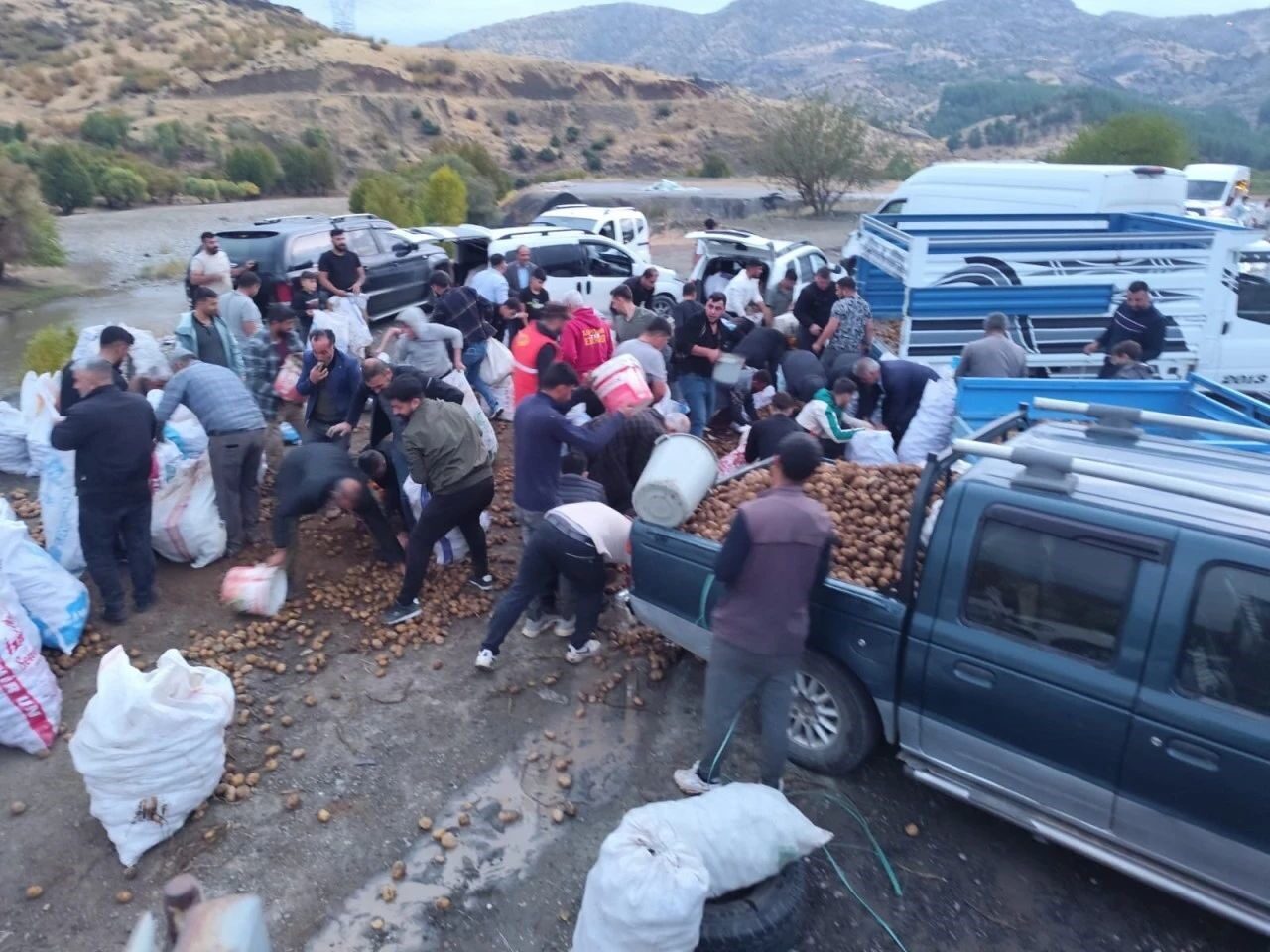 Baykan’da Arızalanan Kamyonetteki Patatesler, Sürücü Tarafından Vatandaşlara Bedava Dağıtıldı
