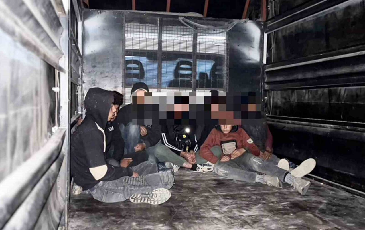 Hatay'da yapılan operasyon sonucu, 8 kaçak göçmen yakalandı. Antakya-İskenderun yolu