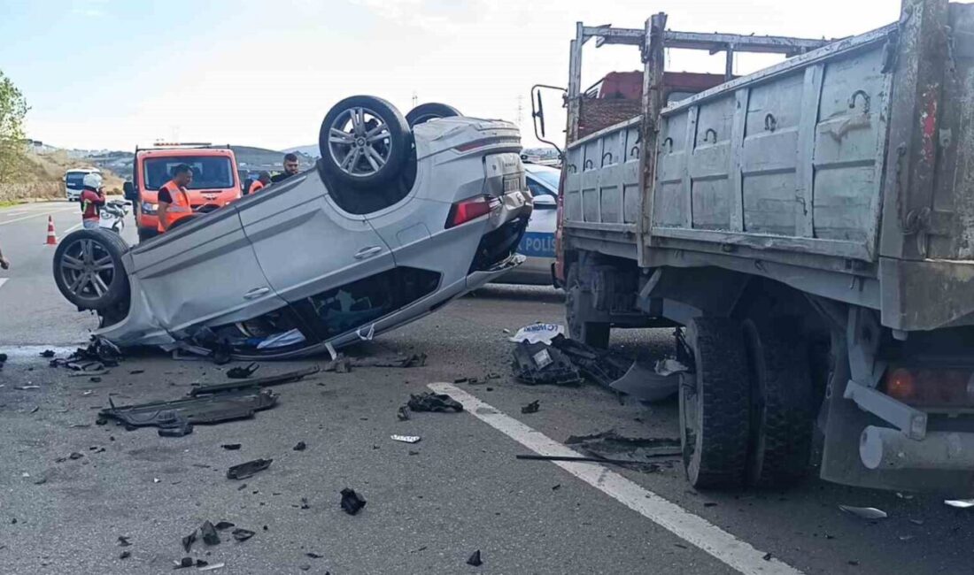 Sancaktepe’de Kamyonete Çarpan Otomobil Takla Attı, İki Kişi Yaralandı Sancaktepe'de Seyde Okuyucu'nun kullandığı otomobil, Orhan Özdemir'in kullandığı kamyonete çarptı