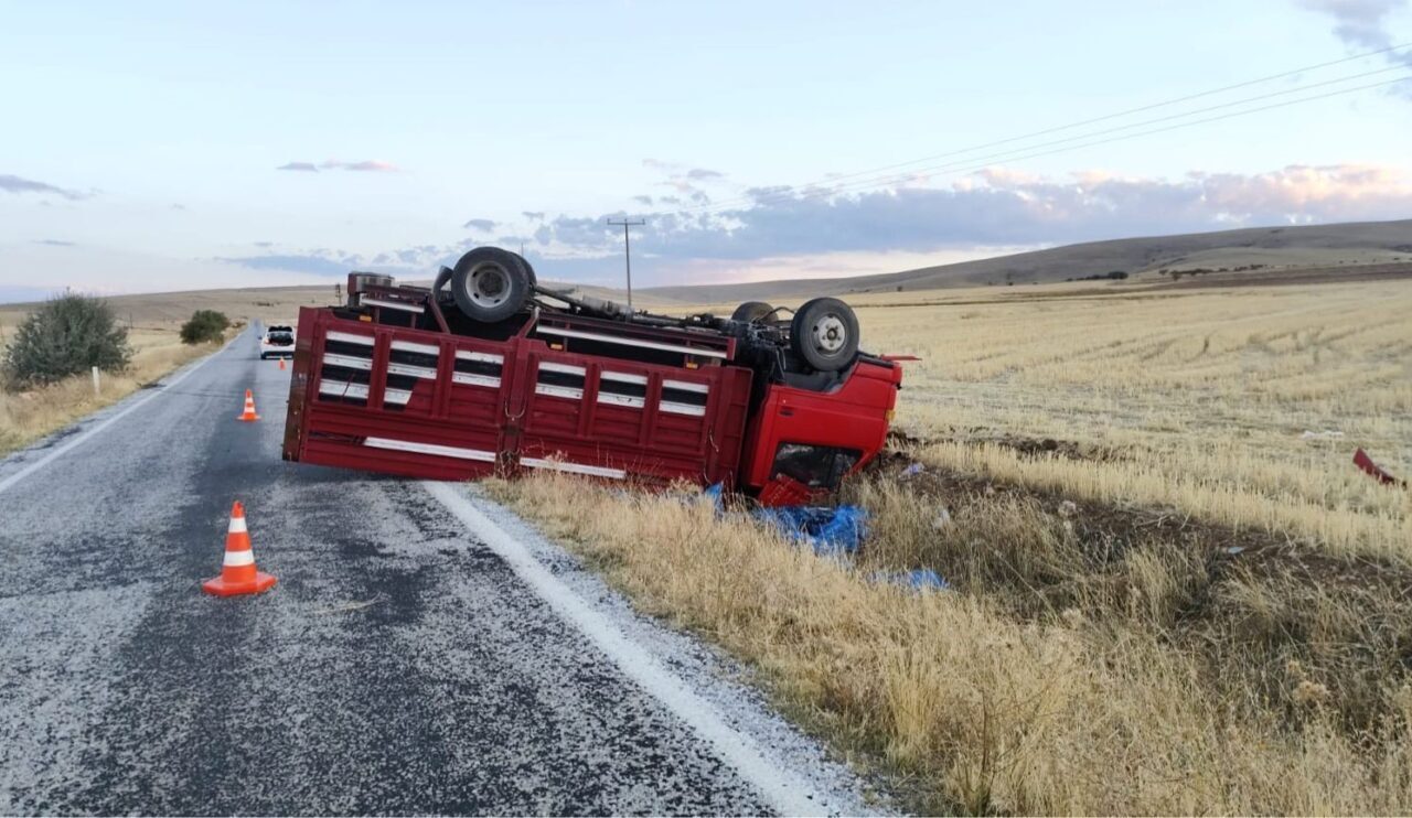 Afyonkarahisar'ın Emirdağ ilçesi Davulga beldesinde M.E.Y. yönetimindeki kamyonet devrildi. Kontrolden