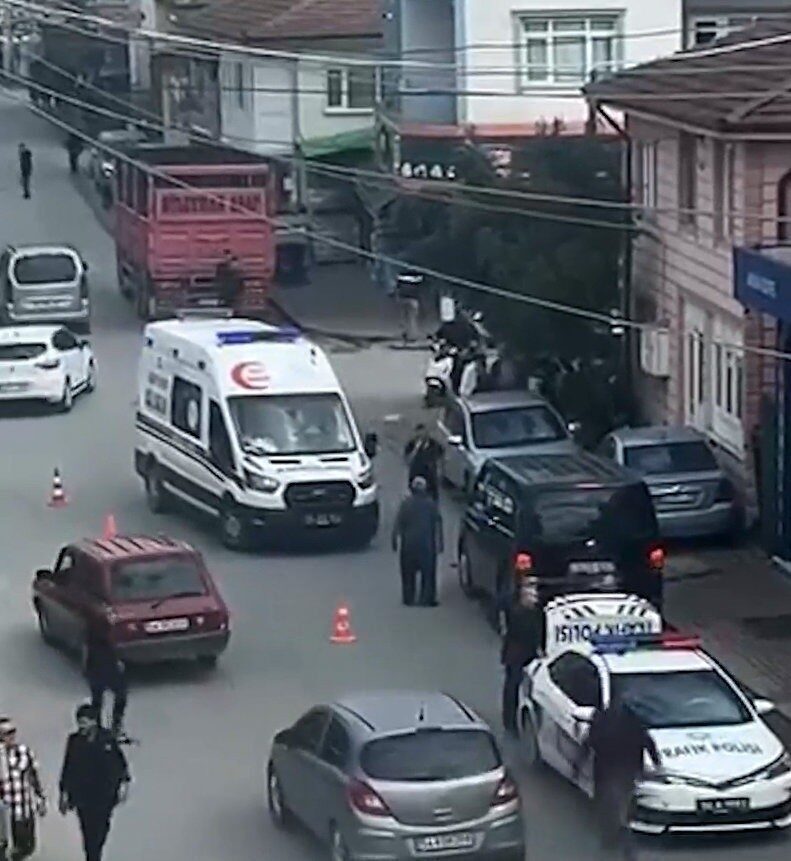 Sakarya'nın Geyve ilçesinde motosiklet ile kamyonetin çarpışması sonucu 73 yaşındaki