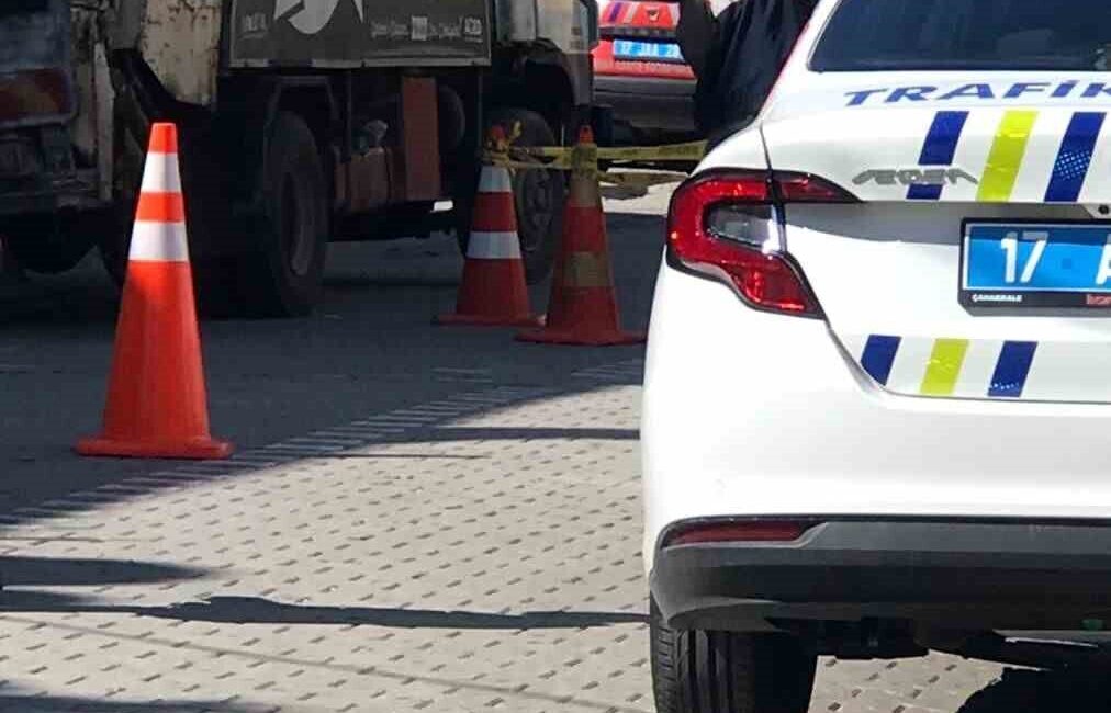 Çanakkale'nin Ayvacık ilçesinde bir geri dönüşüm kamyonu, karşıya geçmeye çalışan