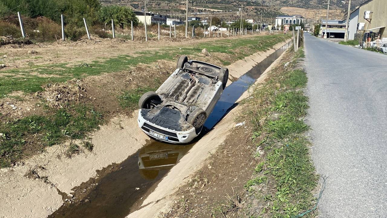 Aydın'ın Efeler ilçesinde S.M. yönetimindeki otomobil, direksiyon hakimiyetini kaybederek kanala
