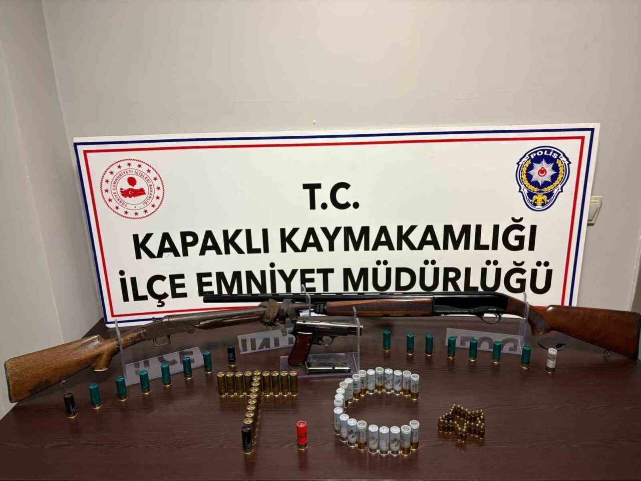 Tekirdağ'ın Kapaklı ilçesinde M.O.'nun evinde düzenlenen operasyonda ruhsatsız bir tabanca,