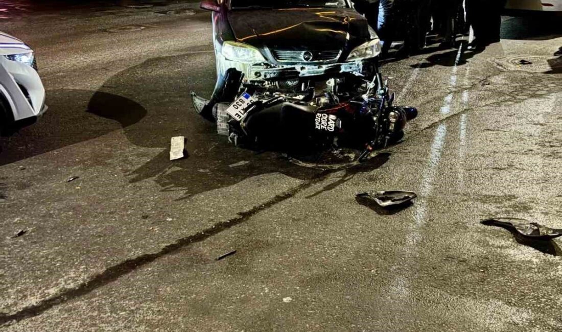 Tekirdağ'ın Kapaklı ilçesinde, R.B. yönetimindeki otomobil, F.G. sürücüsündeki motosikletle çarpıştı.