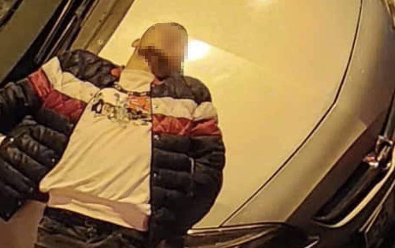 Samsun’un İlkadım ilçesinde 23 yaşındaki D.A., bir avizeci dükkanının camını