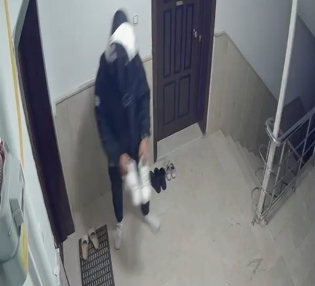 Ankara'nın Sincan ilçesinde bir kurye, siparişini teslim ettikten sonra apartmanın