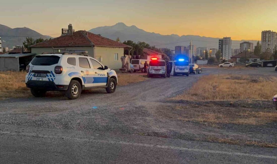 Kayseri'nin Melikgazi ilçesinde, kar maskeli iki kişi baba Z.Y. ve