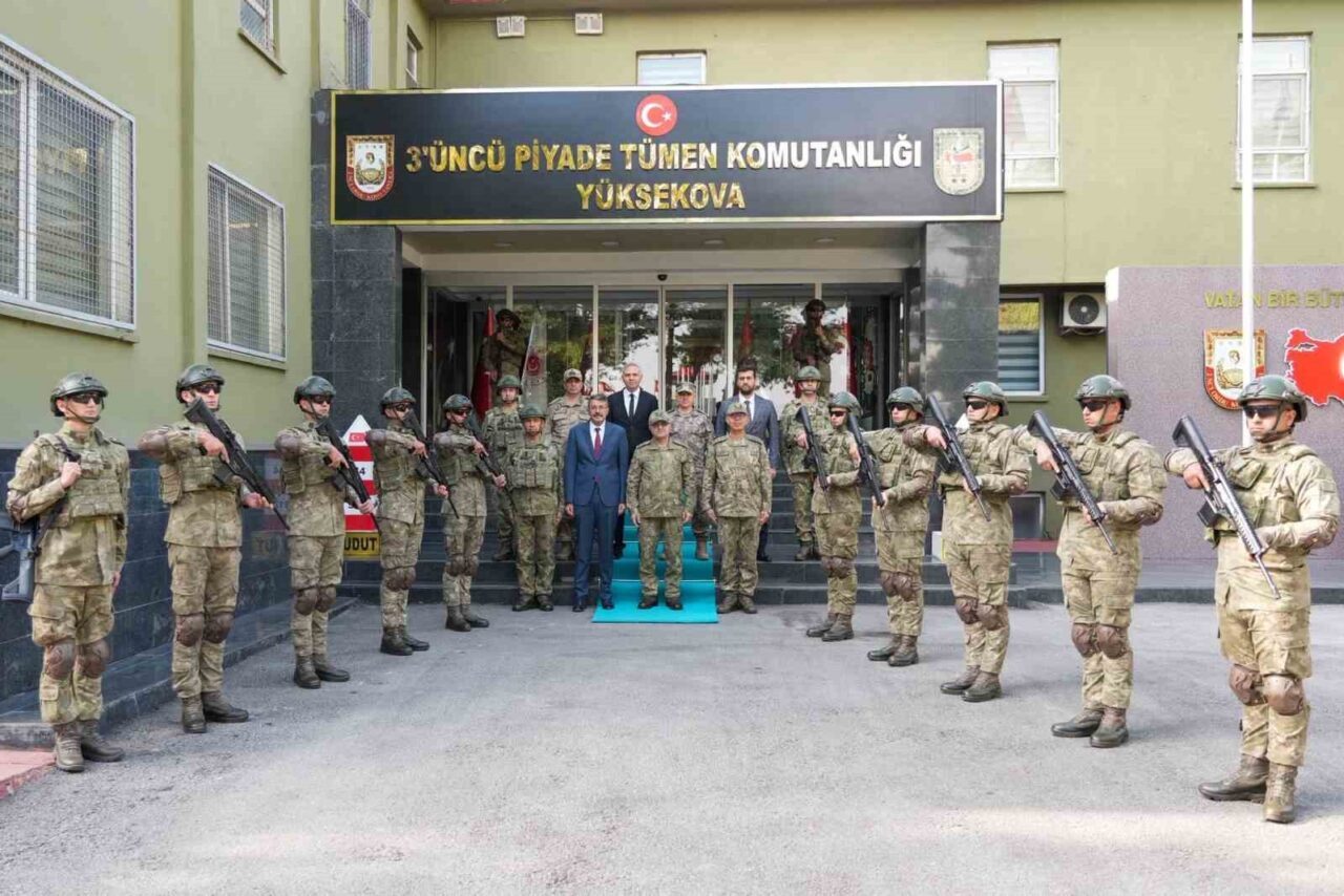 Kara Kuvvetleri Komutanı Orgeneral Metin Tokel, Hakkari'yi ziyaret ederek çeşitli