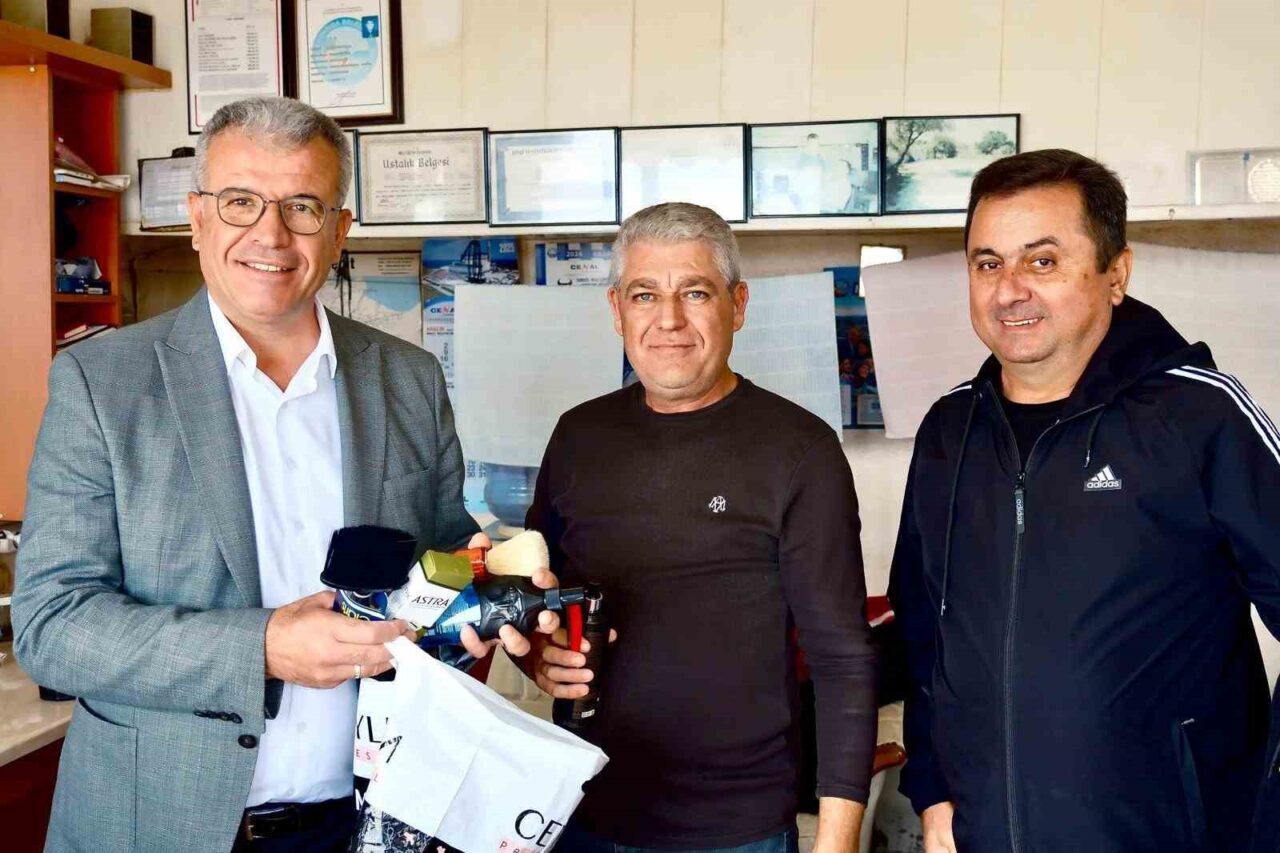 Karabiga Belediye Başkanı Ahmet Elbi, berber esnafını ziyaret ederek onlara