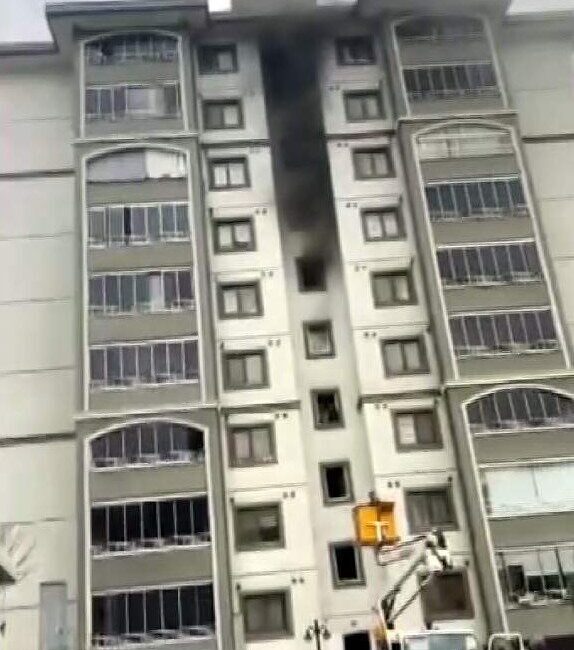 Karabük’te Yangın Paniği: Apartmanda Mahsur Kalan Yaşlı Kadın Kurtarıldı, 5 Kişi Hastaneye Sevk Edildi Karabük'ün Soğuksu Mahallesi'nde bir apartmanın elektrik panosunda çıkan yangın, bina