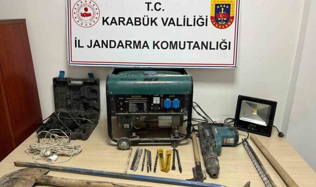 Karabük'te izinsiz kazı yapan dört kişi, jandarma tarafından suçüstü yakalandı.