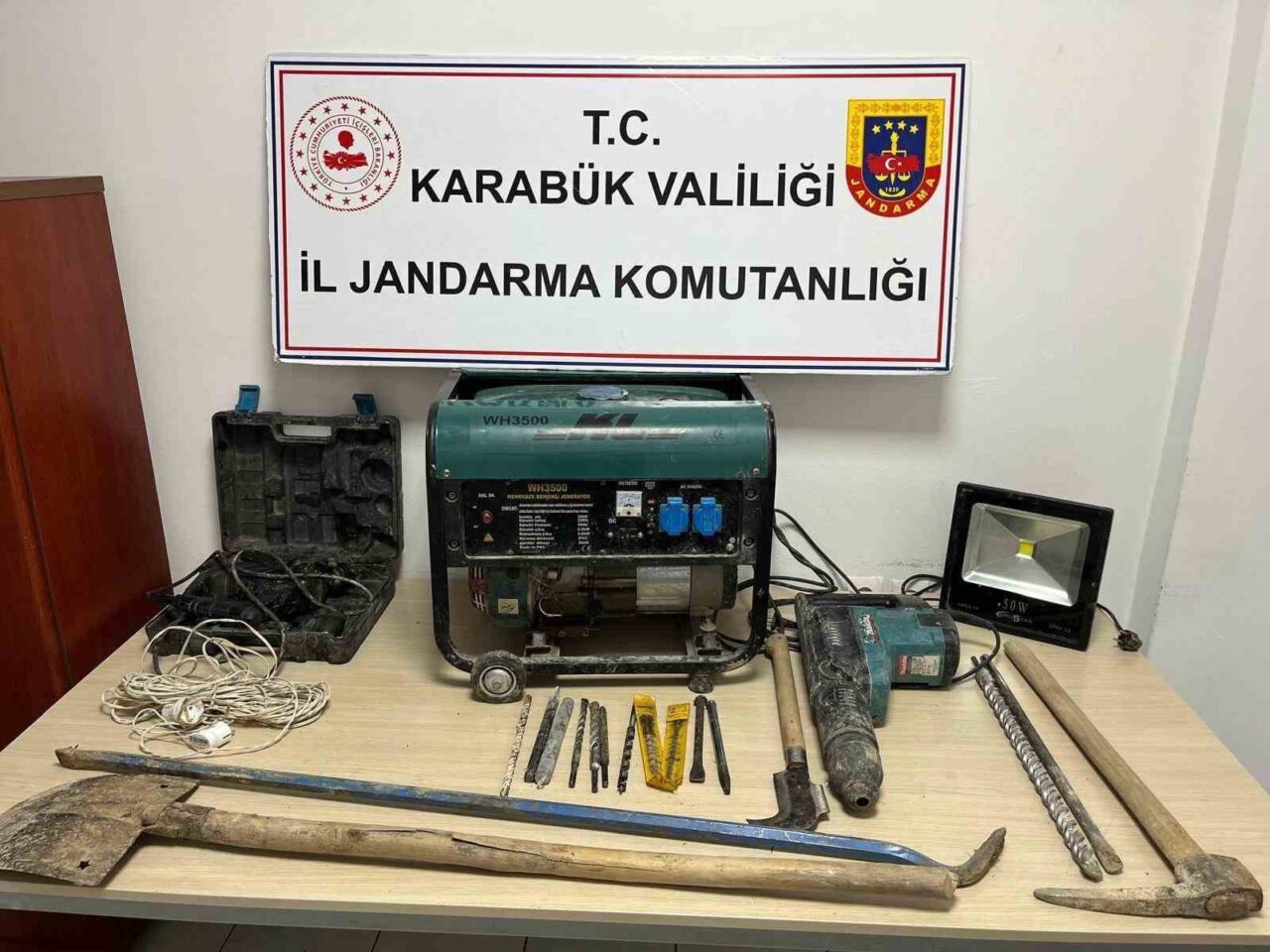 Karabük'te izinsiz kazı yapan dört kişi, jandarma tarafından suçüstü yakalandı.