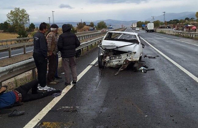 Karabük’teki Eskipazar ilçesinde bir panelvan, şerit değiştiren otomobile çarparak kazaya