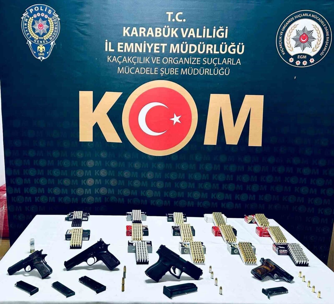 Karabük'te Emniyet Müdürlüğü KOM ekipleri, iki adrese düzenledikleri operasyonda 4