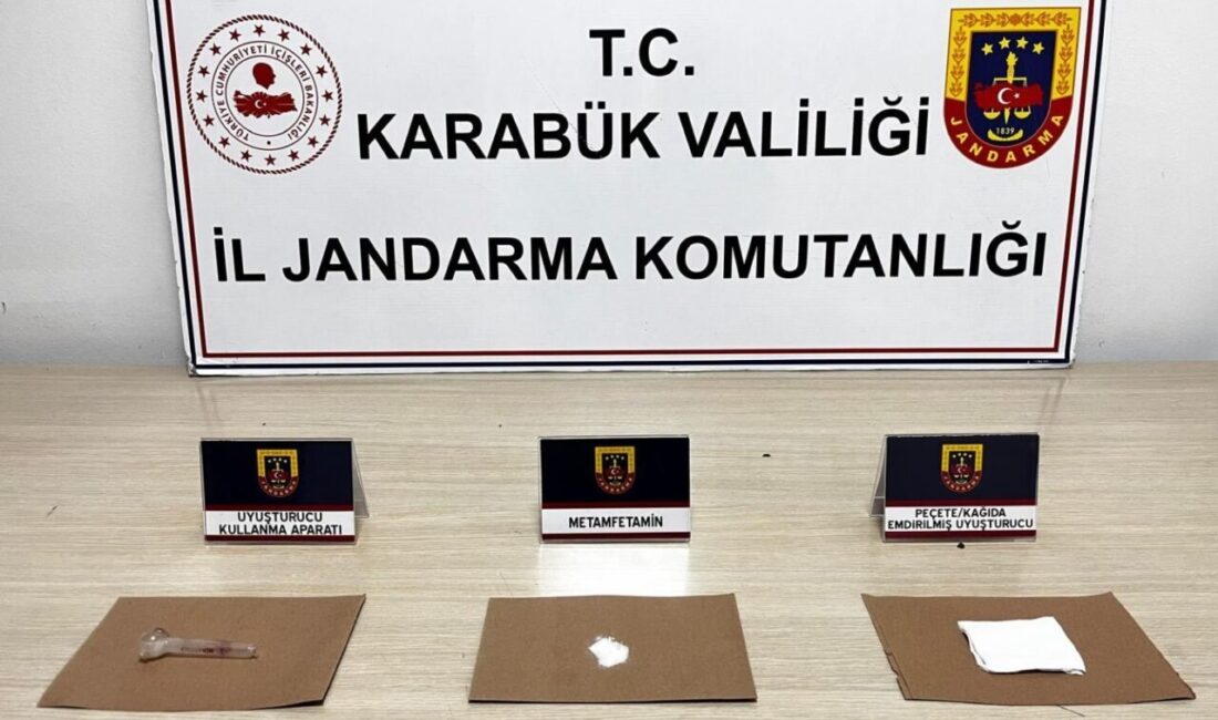 Karabük’te Jandarma, Uyuşturucu ile Yakalanan Şüpheliyi Gözaltına Aldı Karabük'te jandarma, bir kişinin üzerinde yaptığı aramada 2 gram metamfetamin