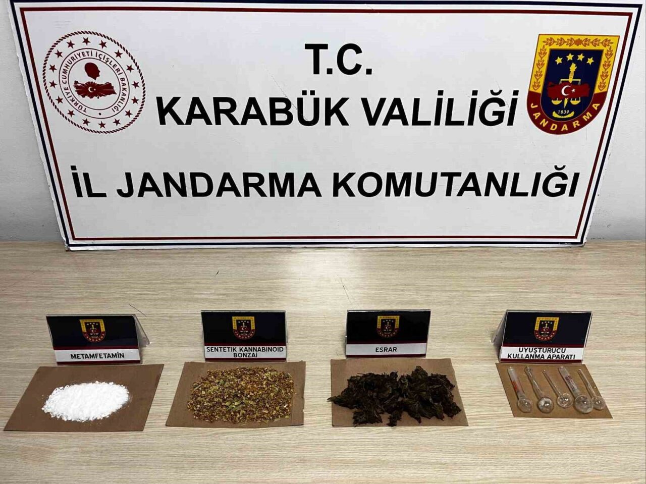 Karabük'te jandarma tarafından gerçekleştirilen uyuşturucu operasyonunda 5 kişi gözaltına alındı.