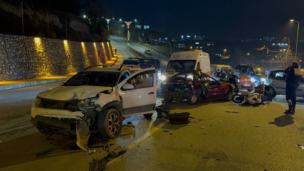 Karabük'te meydana gelen zincirleme trafik kazasında üç kişi yaralandı. Bulak