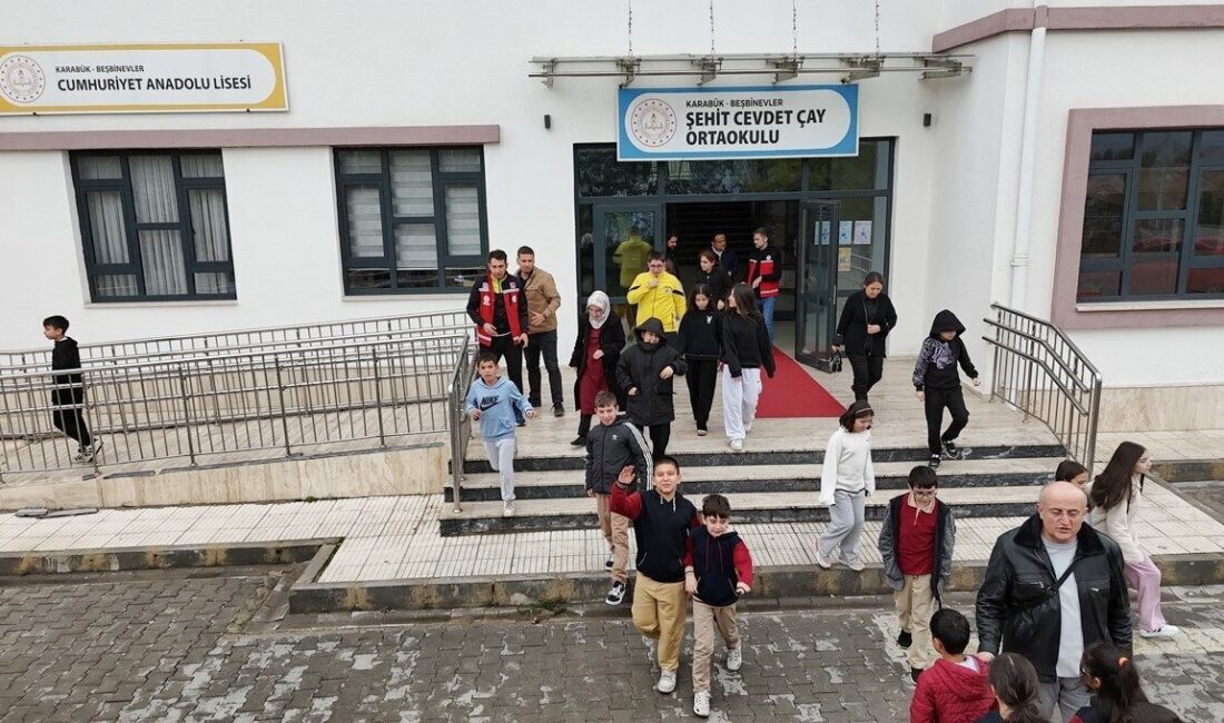 Karabük’te Öğrenciler Eş Zamanlı Afet Tatbikatı ile Farkındalık Kazandı Karabük'te "Afetler ve Dayanıklılık Ayı" kapsamında tüm okullarda afet tatbikatı