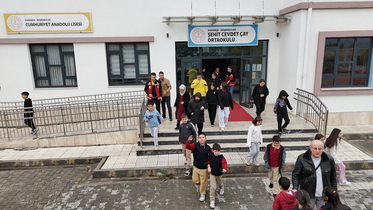 Karabük'te "Afetler ve Dayanıklılık Ayı" kapsamında tüm okullarda afet tatbikatı