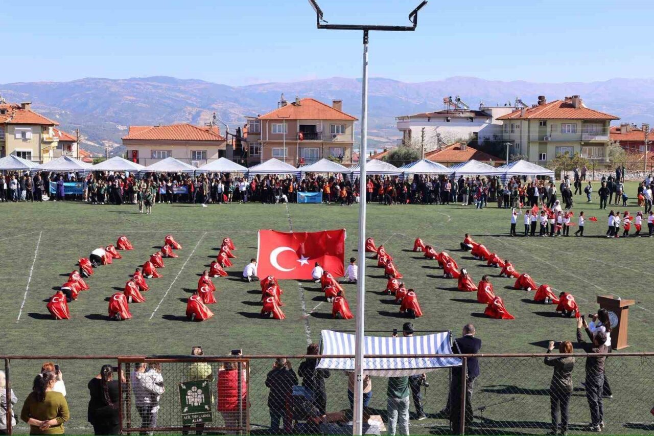 Cumhuriyet’in 102. yılı, Aydın’ın Karacasu ilçesinde coşkuyla kutlandı. Kaymakam Mehmet