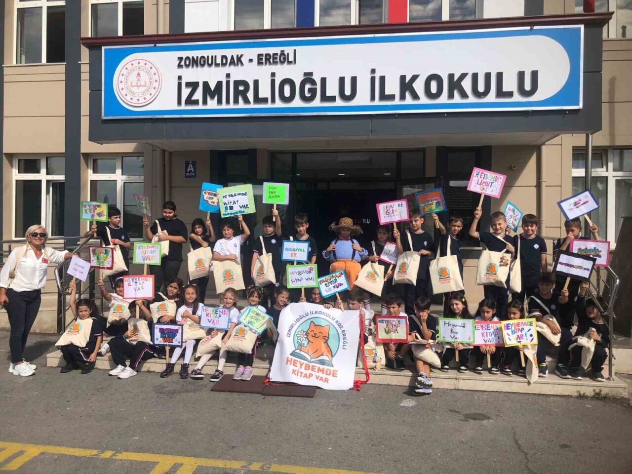 Zonguldak'ın Ereğli ilçesindeki İzmirlioğlu İlkokulu 3/B sınıfı, "Heybemde Kitap Var"