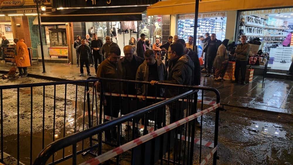 Karadeniz Ereğli'de dolu ve sağanak yağış sonrası belediye ekipleri, temizlik