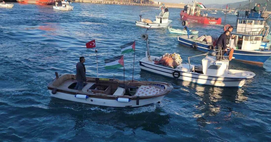 Kastamonu’nun İnebolu ilçesinde balıkçılar, Türk ve Filistin bayraklarıyla süslenen tekneleriyle