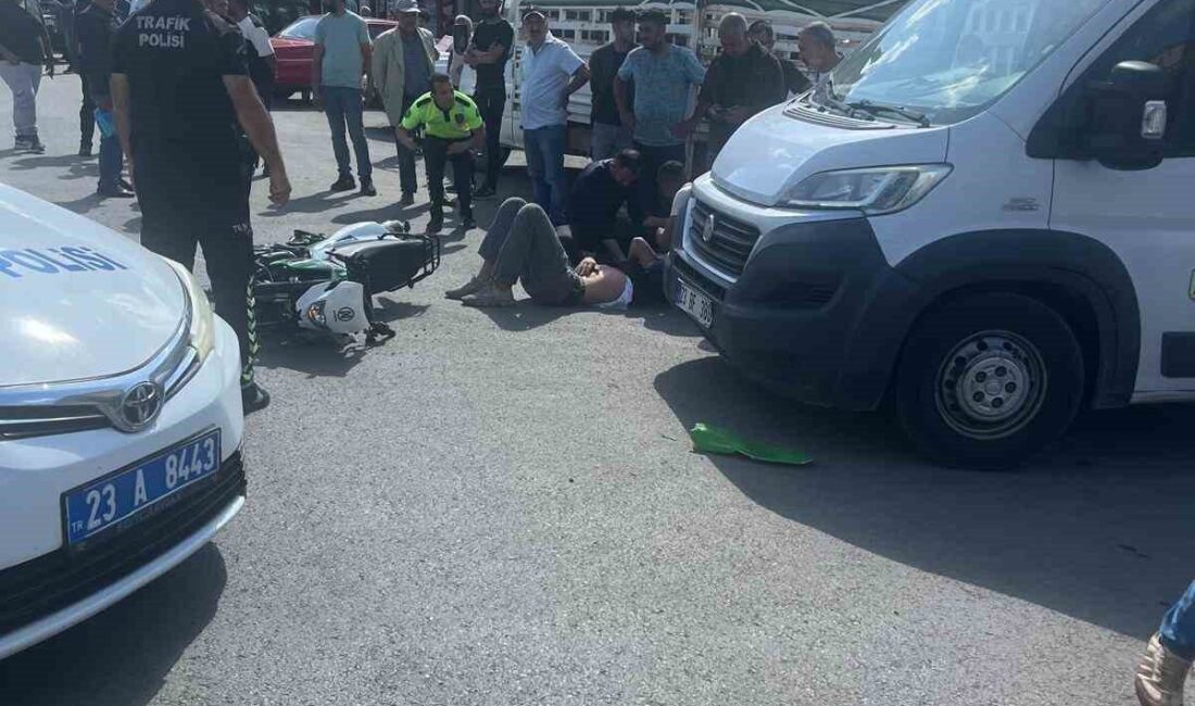 Elazığ’da Motosiklet ile Panelvanın Çarpışması Sonucu Bir Kişi Yaralandı Elazığ'ın Karakoçan ilçesinde motosiklet ve panelvanın çarpışması sonucu bir kişi