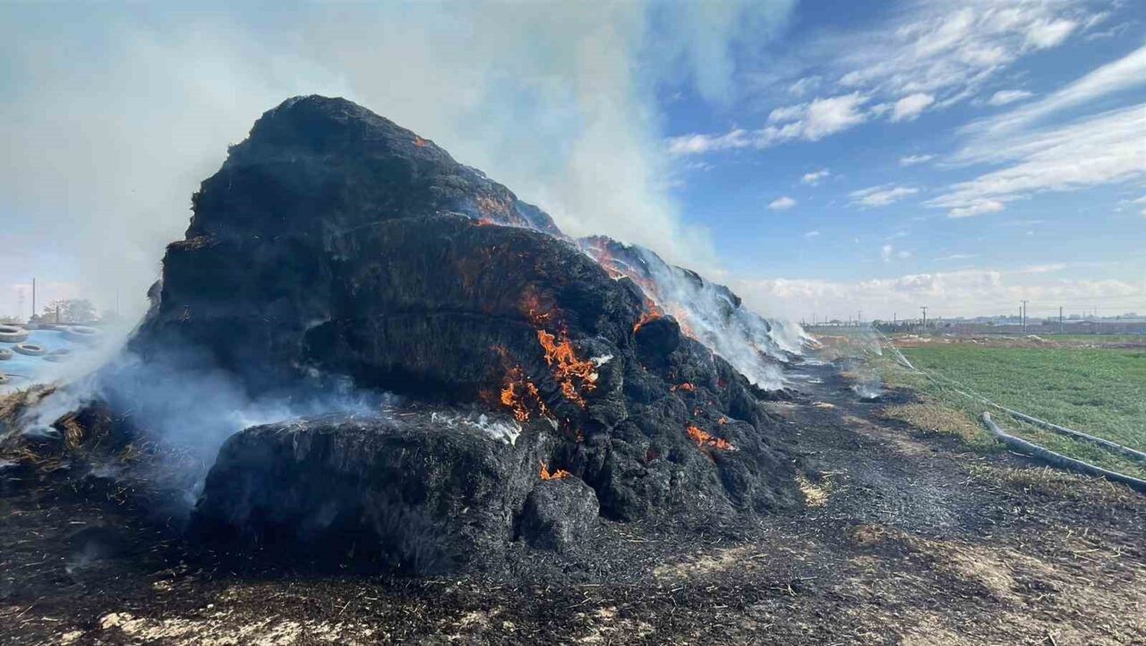 Karaman'da Piri Reis Mahallesi'nde meydana gelen yangında, 300 ton saman