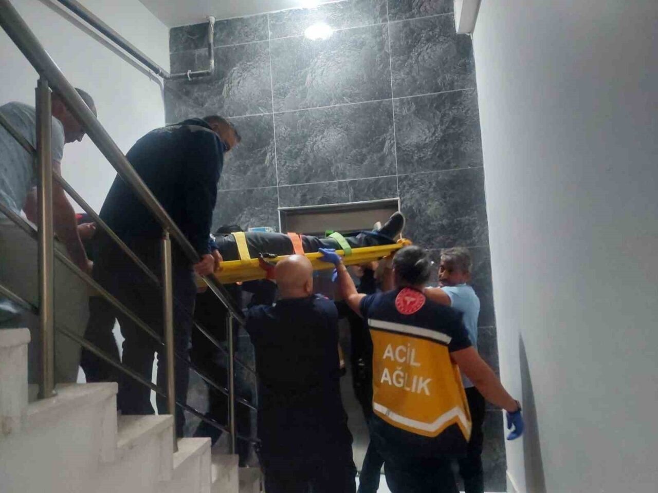 Karaman'da F.G. (38), evine çıkarken asansörün bir kat düşmesi sonucu