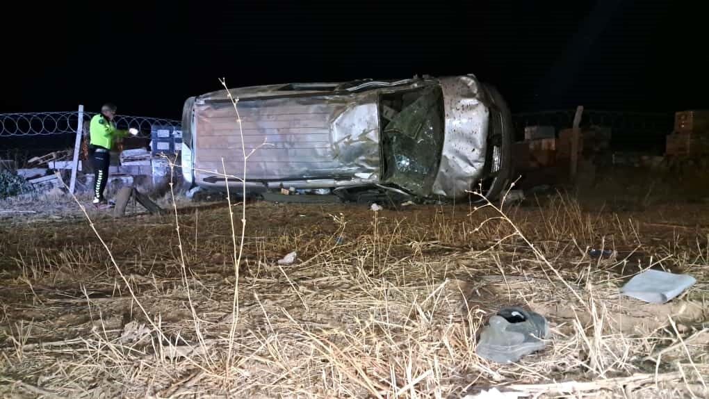 Karaman'da, İrfan K.'nın kullandığı panelvan araç trafik levhasına çarparak takla