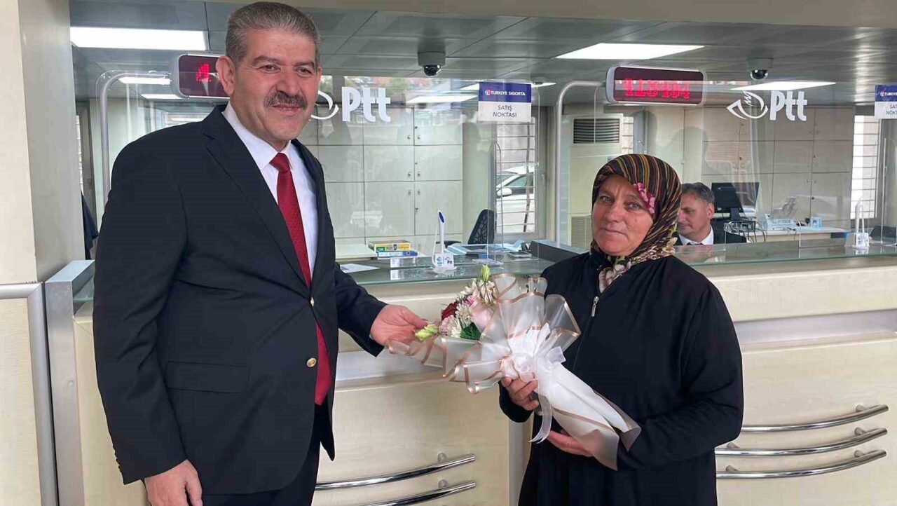 PTT, 185’inci kuruluş yıl dönümünde Karaman’da 185’inci müşterisi Gülsüm Atik’i