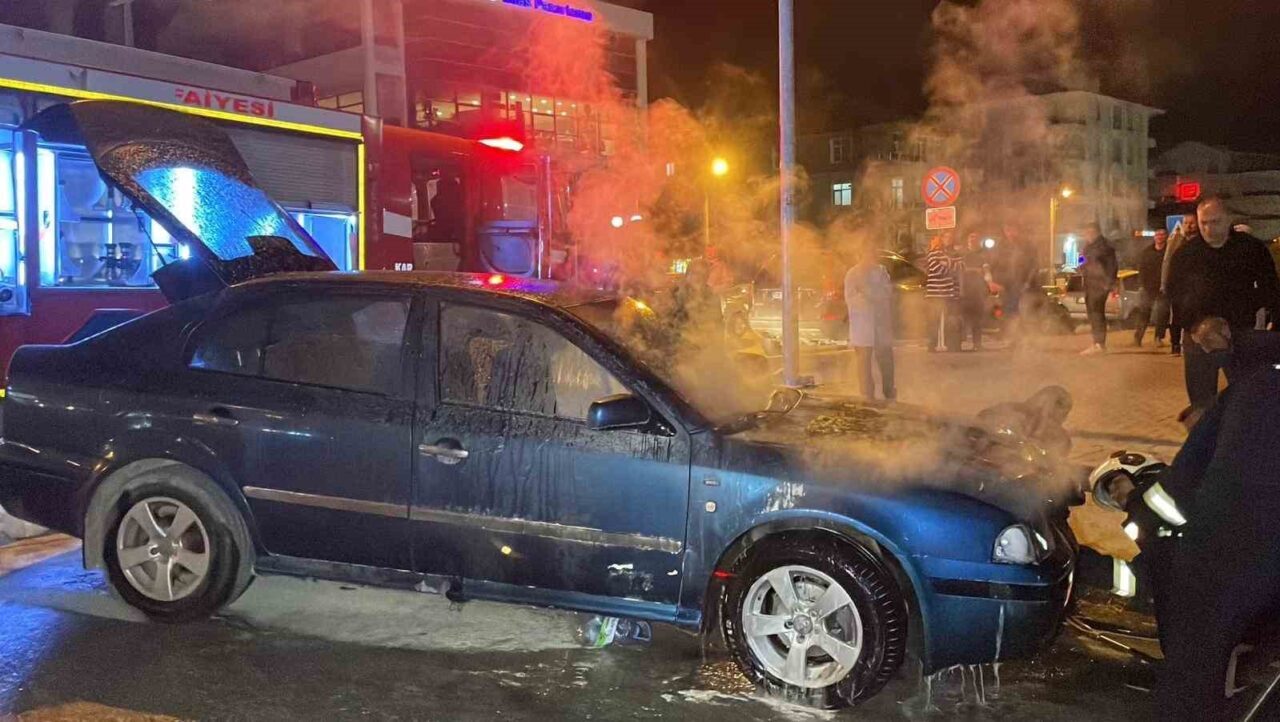 Karaman'da H.Ç. yönetimindeki otomobil, seyir halindeyken motor kısmında yangın çıkardı.