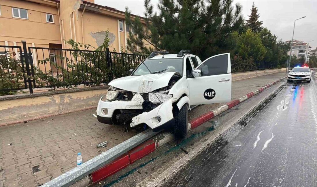 Karaman'da, M.Z.Ü. yönetimindeki pikap, kayganlaşan yolda kontrolden çıkarak aydınlatma direğini