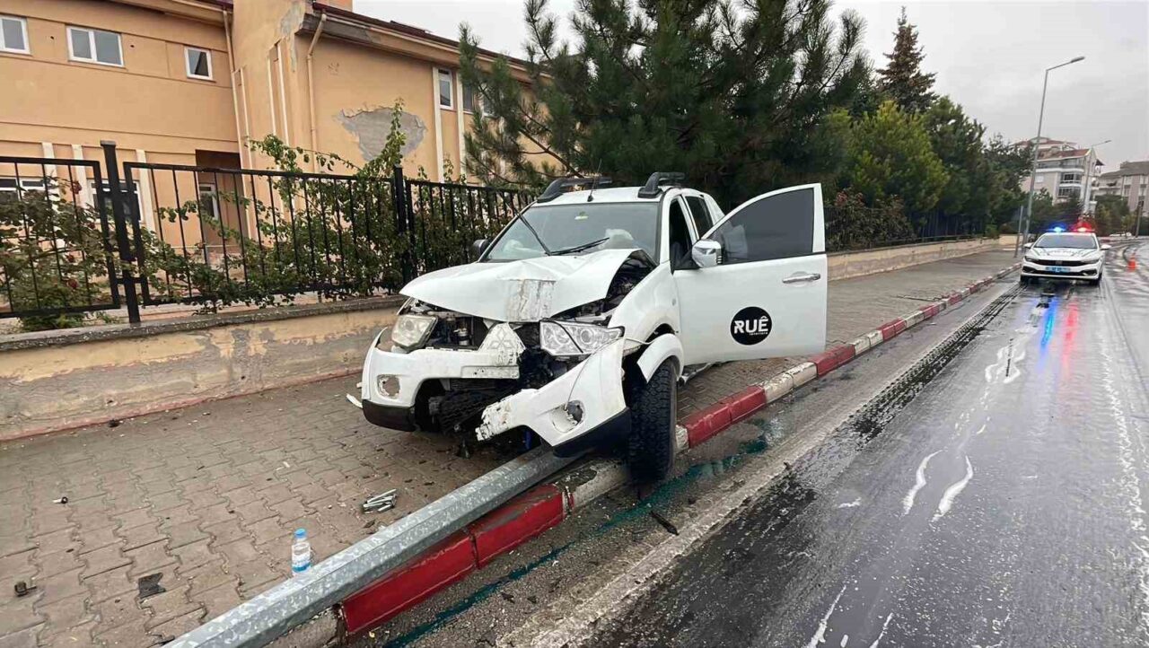 Karaman'da, M.Z.Ü. yönetimindeki pikap, kayganlaşan yolda kontrolden çıkarak aydınlatma direğini