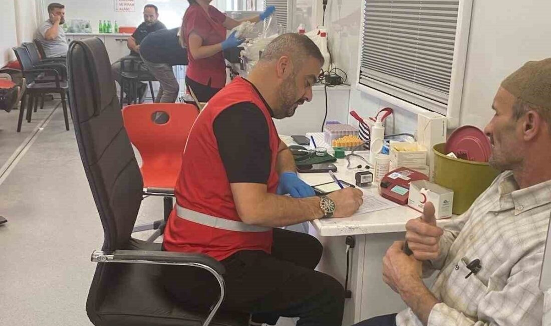 Konya’nın Karapınar ilçesinde Kızılay tarafından gerçekleştirilen kan bağışı kampanyası yoğun