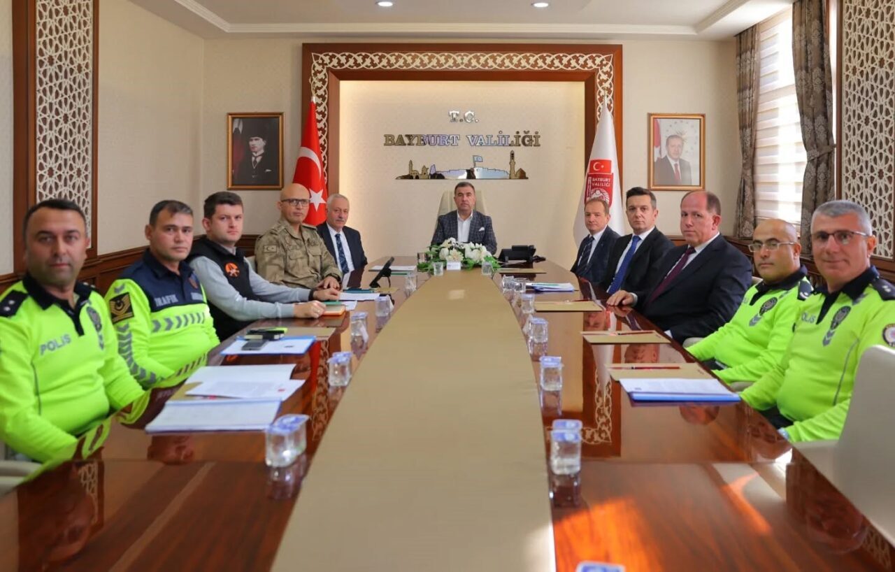 Bayburt Valisi Mustafa Eldivan, trafik güvenliğini artırmak amacıyla düzenlenen toplantıda,