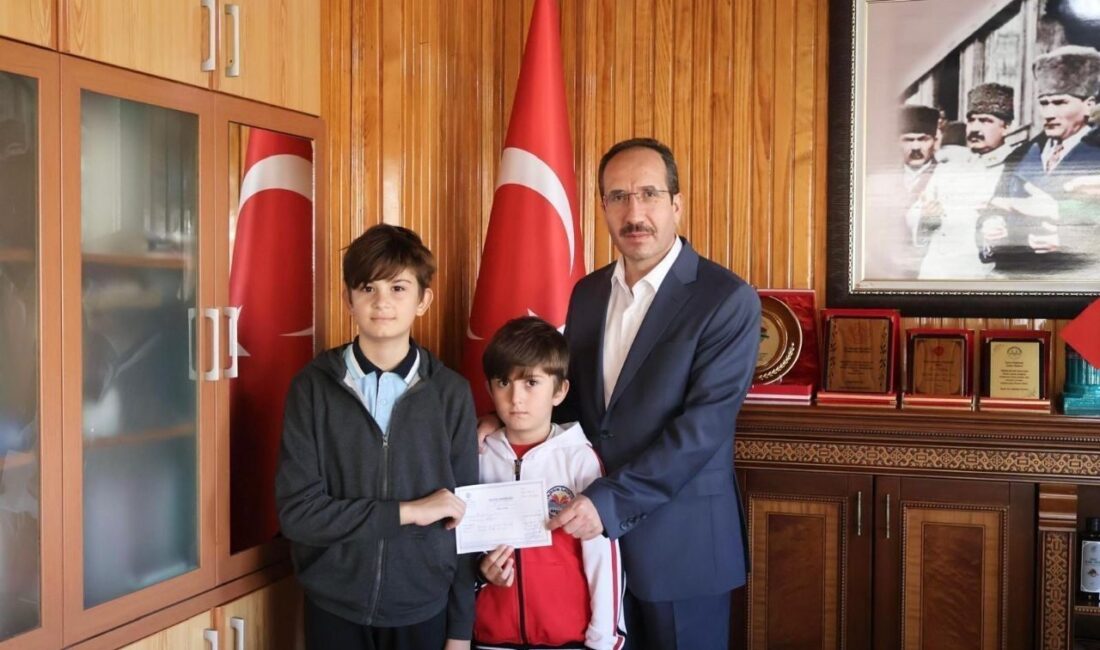 Akşehirli Kardeşler, Biriktirdikleri Harçlıkları Filistin İçin Bağışladı Konya'nın Akşehir ilçesinde, Ömer ve Selim Parlak kardeşler, harçlıklarını Filistinli