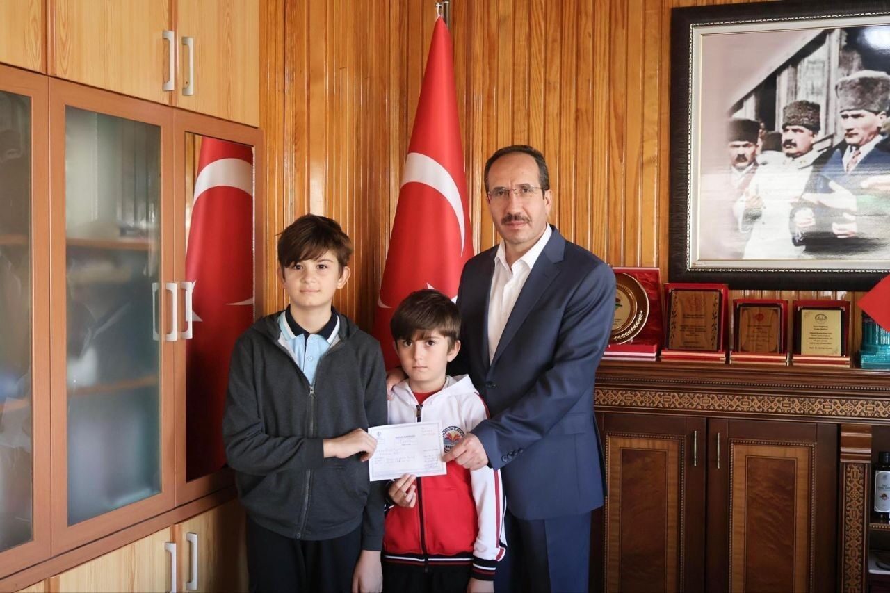 Konya'nın Akşehir ilçesinde, Ömer ve Selim Parlak kardeşler, harçlıklarını Filistinli