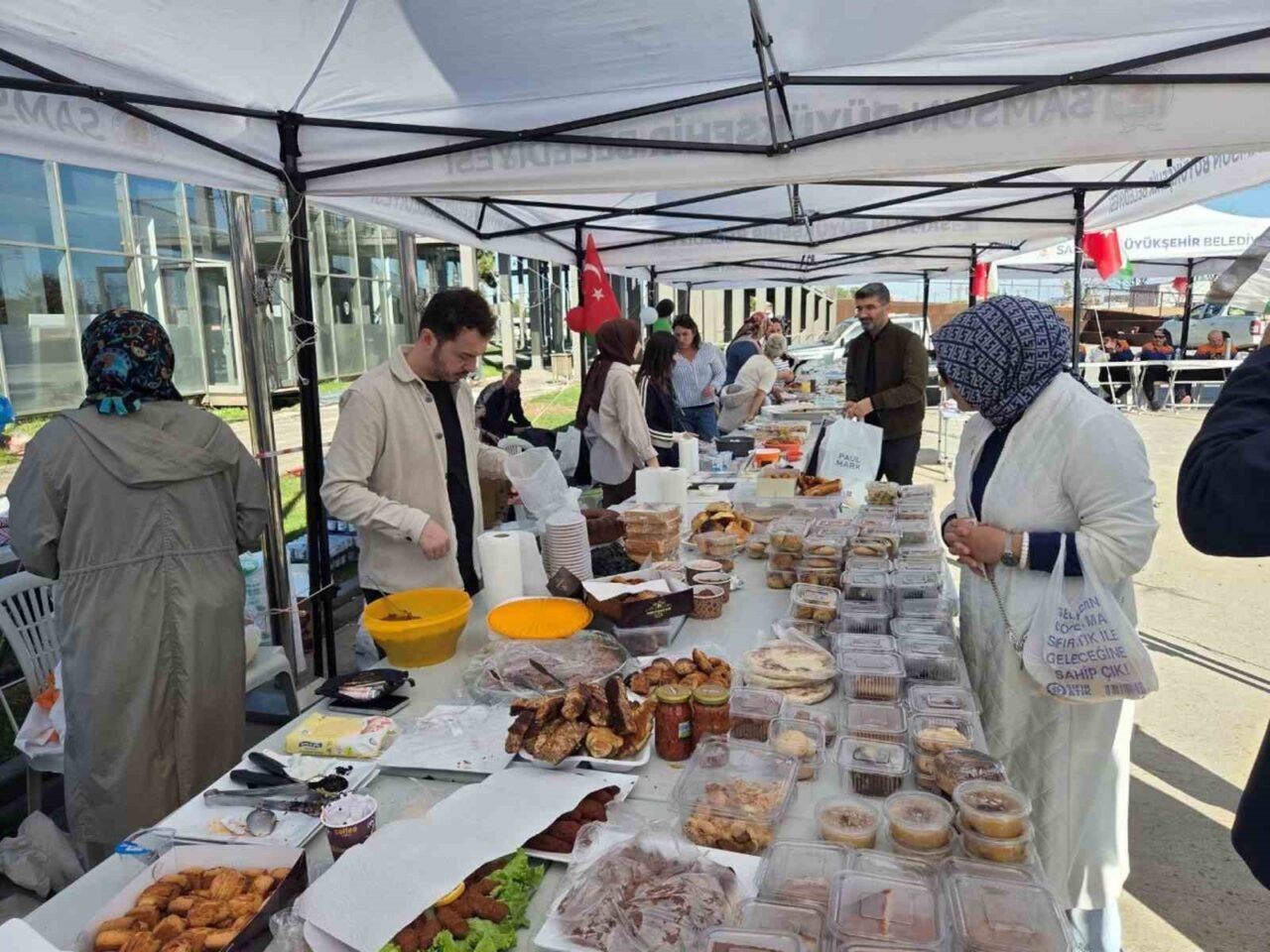 Samsun'da düzenlenen "Kardeşlik Engel Tanımaz Hayır Çarşısı" etkinliği, özel eğitim