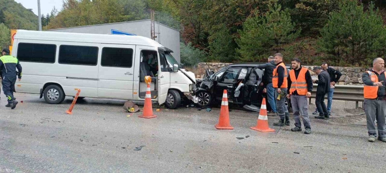Bolu'da, Hasan G. yönetimindeki minibüs, Dorukhan Tüneli çıkışında direksiyon hakimiyetini