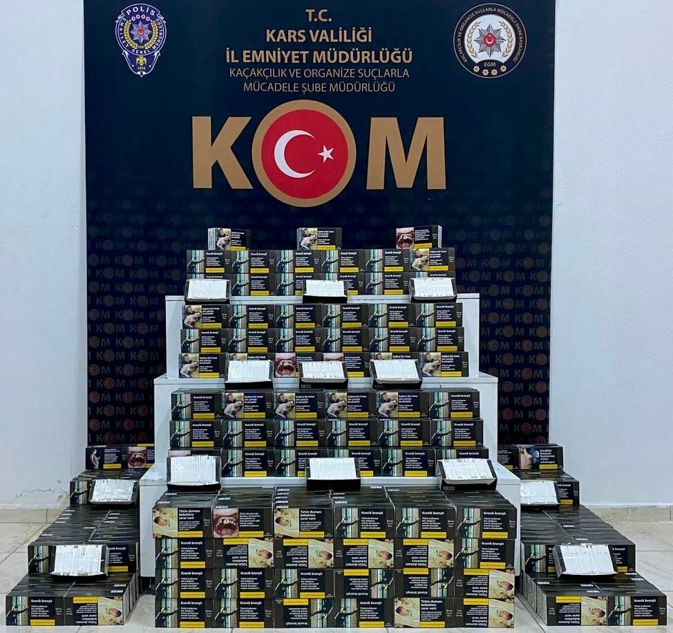 Kars’ta KOM ekipleri, düzenledikleri operasyonda bir yolcu otobüsünde 100 bin