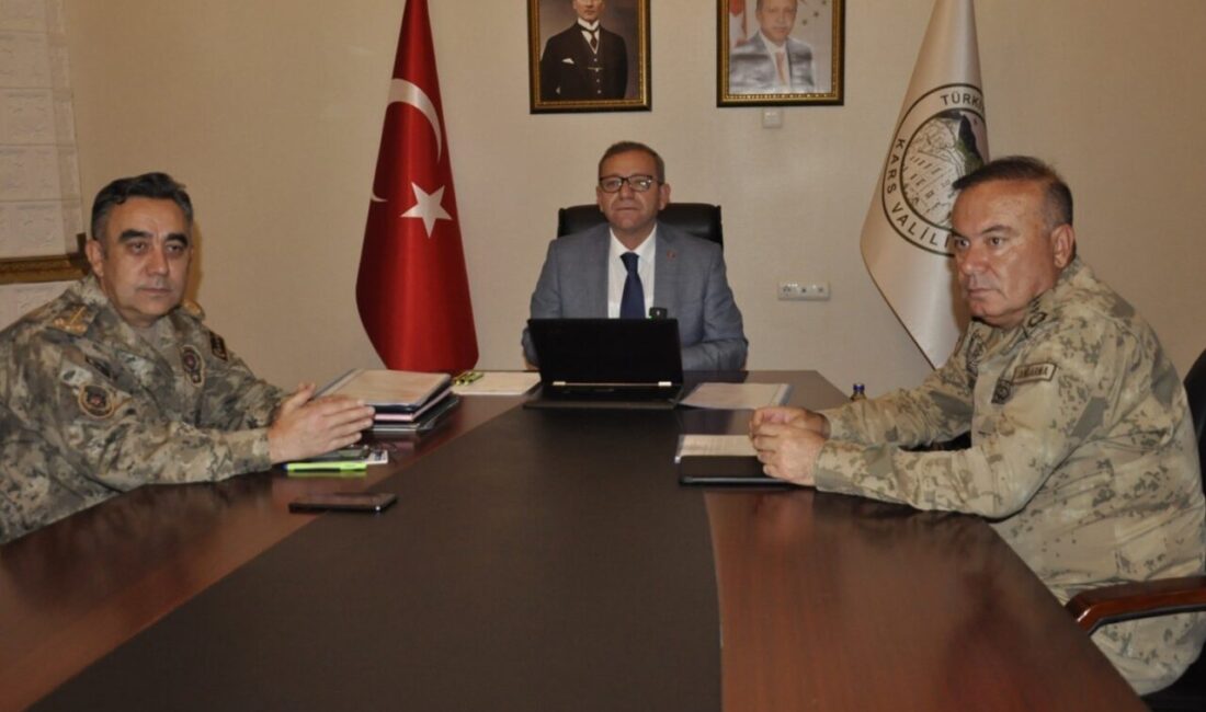 Kars’ta Asayiş ve Güvenlik Toplantısı: Vali Polat’tan Suçla Mücadele Vurgusu Kars Valisi Ziya Polat başkanlığında yapılan asayiş toplantısında, Eylül ayında