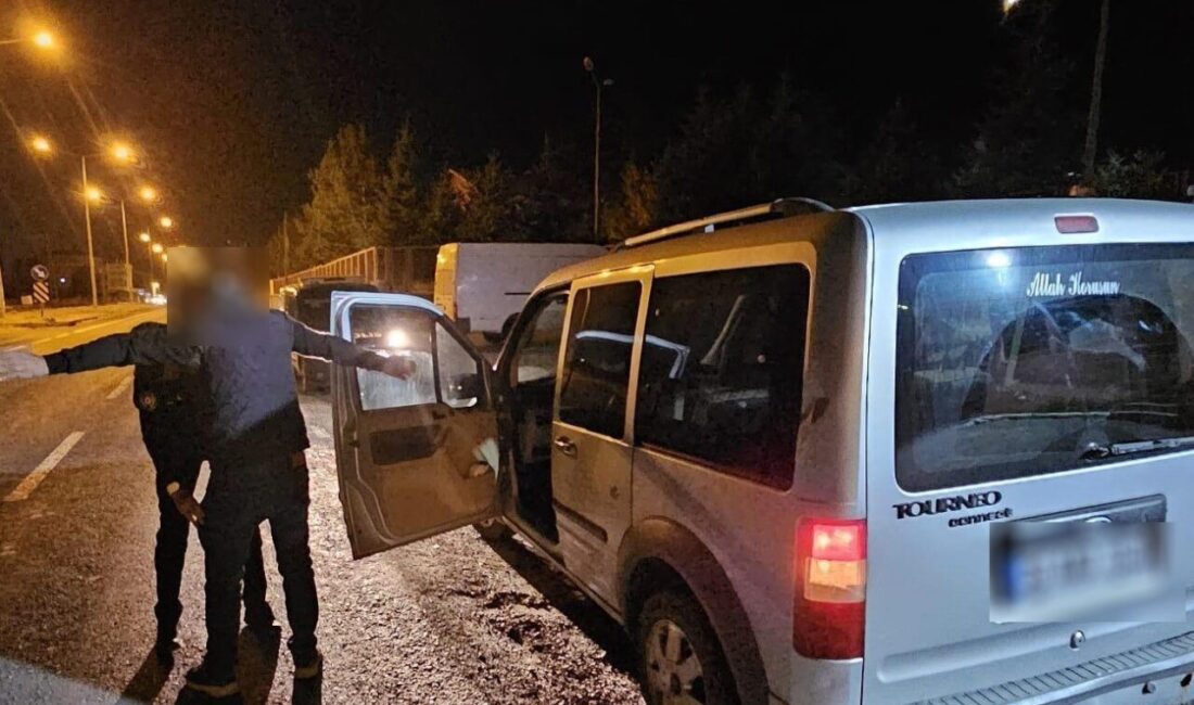 Kars’ta Emniyet Ekipleri, Huzur için Denetimlerini Sürdürüyor Kars İl Emniyet Müdürlüğü, vatandaşların güvenliği için düzenli şok uygulamalarına