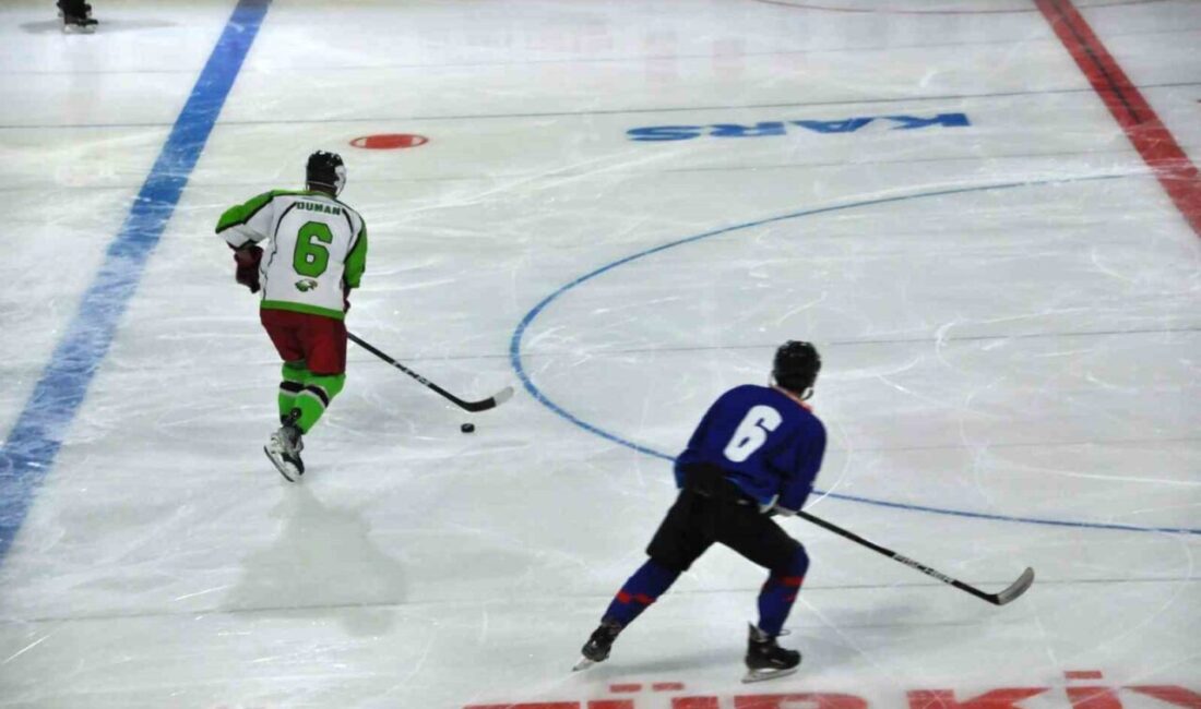 Kars’ta Olimpik Buz Sporları Salonu’nda Buz Hokeyi Sezonu Coşkuyla Açıldı Kars'taki Olimpik Buz Sporları Salonu'nda buz hokeyi sezonu açılış maçı