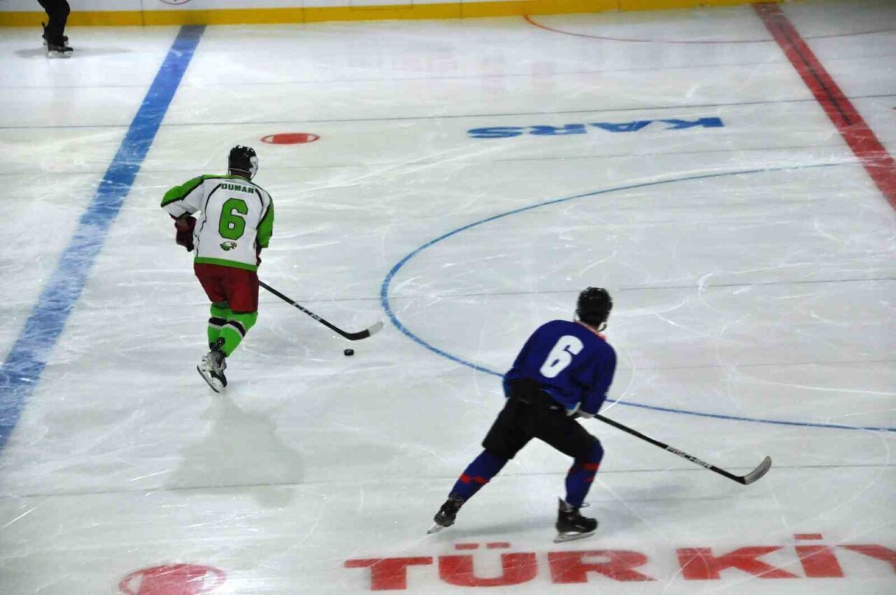 Kars'taki Olimpik Buz Sporları Salonu'nda buz hokeyi sezonu açılış maçı