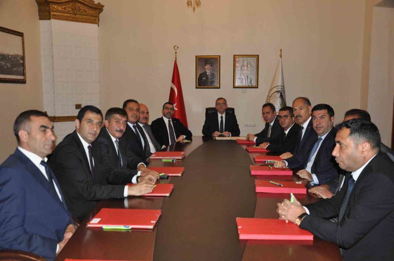 Kars'ta "Evlenecek Gençlerin Desteklenmesi Projesi" uygulamaya alındı. Valilik Toplantı Salonu'nda